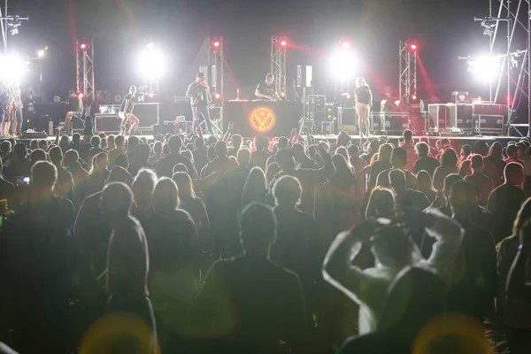 Силуэты Концертной Толпы Перед Яркими Огнями Сцены Вечеринка Открытом Воздухе — стоковое фото