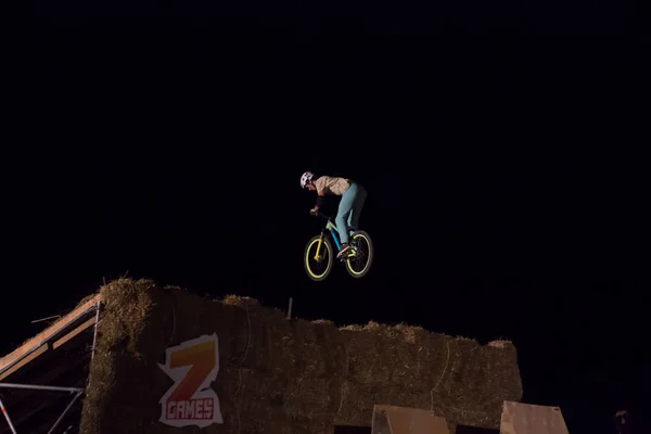 乌克兰奥德萨 2017年8月26日 不明身份的 Bmx 骑手在 Bmx 比赛中跳夜车 — 图库照片