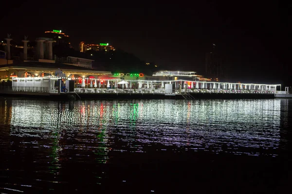 Nocny Widok Zatokę Morską Oświetlone Budynki Brzegu — Zdjęcie stockowe