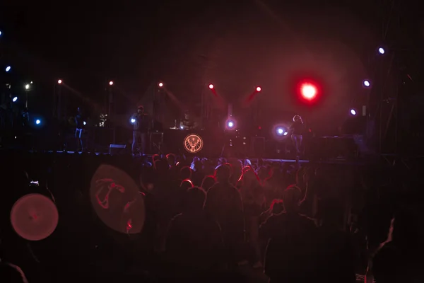 コンサートのシルエットは 明るい舞台照明の前に群衆します 屋外の祭りの夜のパーティーの時間 — ストック写真