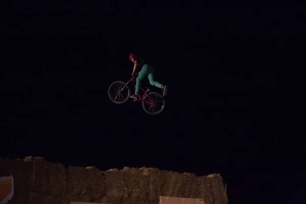 オデッサ ウクライナ 2017 正体不明の Bmx ライダー Bmx 競技中にジャンプの夜バイク作り — ストック写真