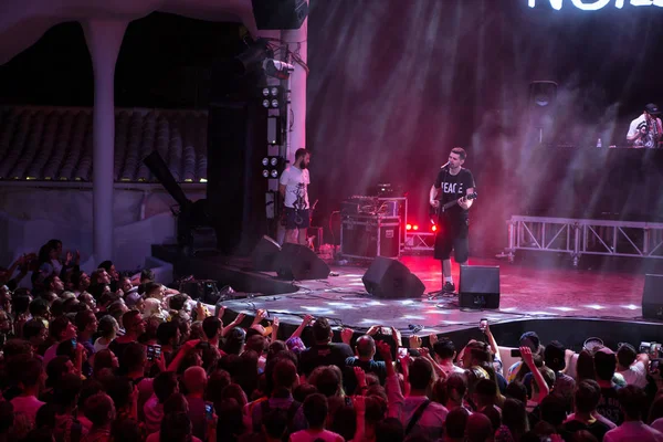 乌克兰奥德萨 2018年7月4日 伊维萨夜总会 俄罗斯著名说唱艺术家诺泽 在音乐会期间从舞台上表演歌曲 — 图库照片