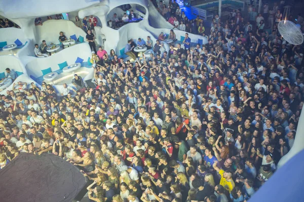 オデッサ ウクライナ 2018 イビサ島の夜のクラブ 夜のクラブでのコンサートで観客 — ストック写真