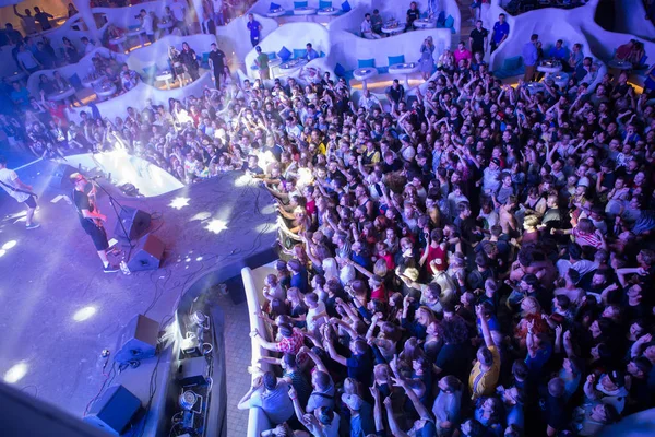 オデッサ ウクライナ 2018 イビサ島の夜のクラブ 有名なロシア語ラップのコンサート中にステージからアーティスト ノイズ パフォーマンス曲 — ストック写真