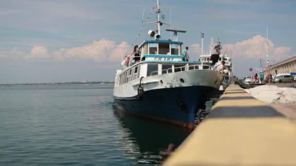 Odessa Ucrânia Julho 2018 Barco Lazer Cheio Turistas Navega Cais — Vídeo de Stock