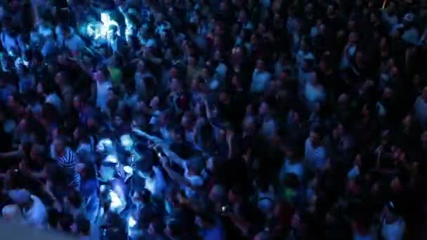 オデッサ ウクライナ 2018 イビサナイトクラブ 有名なロシアのアーティスト ノイズ マックは ナイトクラブでのコンサート中にステージから曲を演奏します 夜のパーティー中にクラブステージでアーティスト — ストック動画