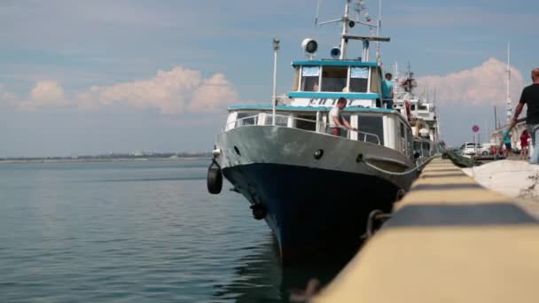 우크라이나 오데사 2018 관광객들로 항구에서 출항하여 항해하다 — 비디오