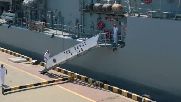 オデッサ ウクライナ 2018年7月13日 キャプテンは黒海での海軍演習中にポート内のNato軍のトルコの軍事船に来る 地中海のナト島の海軍力の粉砕 — ストック動画