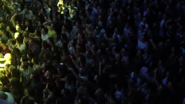 オデッサ ウクライナ 2018 イビサナイトクラブ 有名な歌手は ナイトクラブでのコンサート中にステージから歌を演奏します 夜のパーティー中にクラブステージでアーティスト — ストック動画