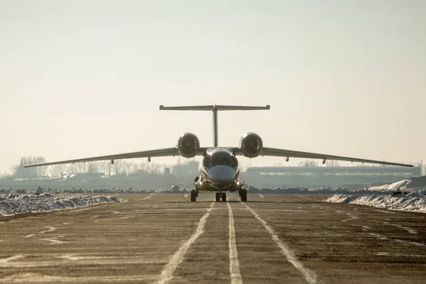 Vista Dell Aereo Cargo Sulla Pista Dell Aeroporto — Foto Stock