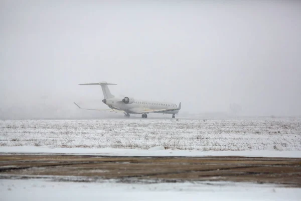 View Airliner Airport Runway Blizzard — Stock Photo, Image