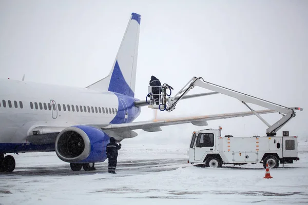 Abdeckung Des Passagierflugzeugs Vor Dem Abflug Mit Flüssigkeit Gegen Erfrieren — Stockfoto