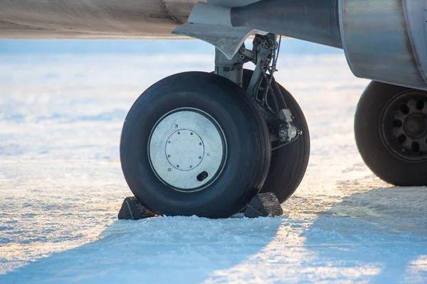 Primer Plano Del Chasis Del Avión Nieve Plataforma Del Aeropuerto —  Fotos de Stock