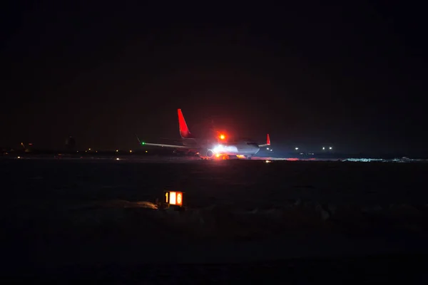 Θέα Του Επιβατικού Αεροπλάνου Στο Αεροδρόμιο Νύχτα — Φωτογραφία Αρχείου