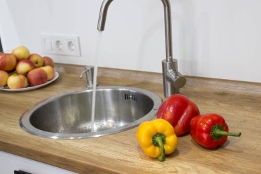 Modern beyaz u şeklinde mutfak İskandinav tarzı. Açık raflar bitkiler ve kavanozlar mutfakta. Bahar dekorasyon