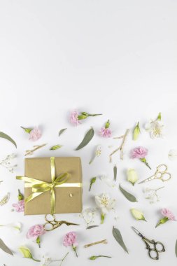 Çiçek kompozisyonu. Hediyeler ve beyaz ahşap masa üzerinde gül çiçekleri. Kadınlar Günü. Düz döşeme, üst görünüm, kopyalama alanı