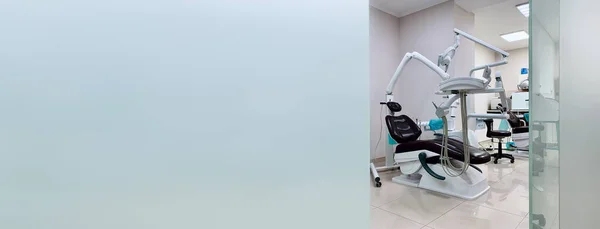 Equipamento especial para um dentista. Cadeira de dentistas modernos em uma sala médica. escritório confortável para tratamento dentário. Banner de odontologia médica. — Fotografia de Stock