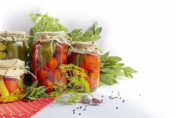 Frascos de vidrio con tomates en escabeche caseros, sellados con tapa metálica —  Fotos de Stock
