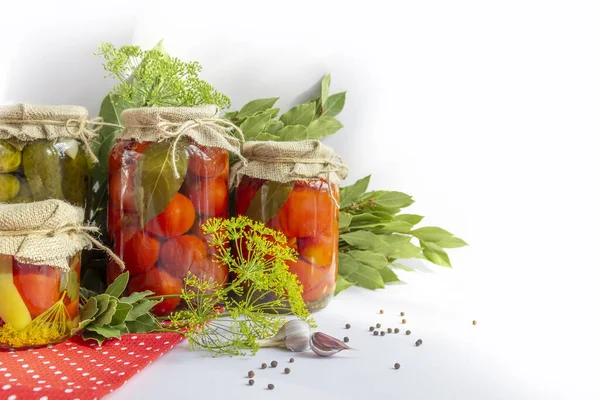 Pots en verre avec tomates marinées maison, scellés avec couvercle en métal — Photo