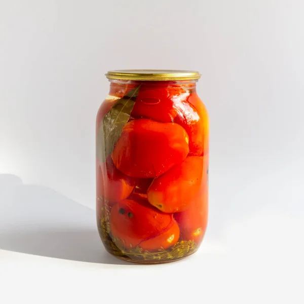 Glass jars with homemade pickled tomatoes, sealed with metal lid — Stock Photo, Image