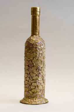 Altın pottal ile dekore edilmiş ve patinated cam şişe şarap el yapımı için bej renk