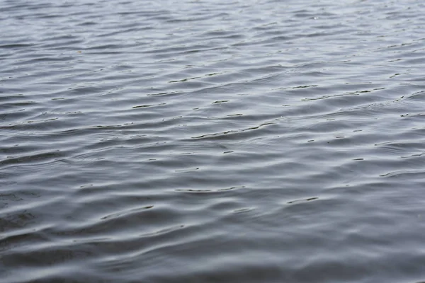 Kaotiska Vågor Med Reflektioner Över Mörkt Vatten — Stockfoto