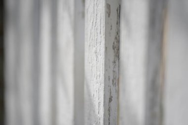 Eski beyaz tahta duvarlar.