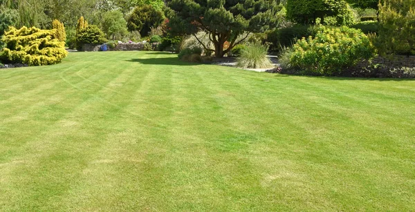 Een perfect Engels land-tuin Rechtenvrije Stockfoto's