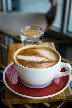 kahve fincanı masanın üstünde.