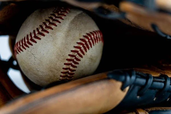 Baseball inuti handske — Stockfoto