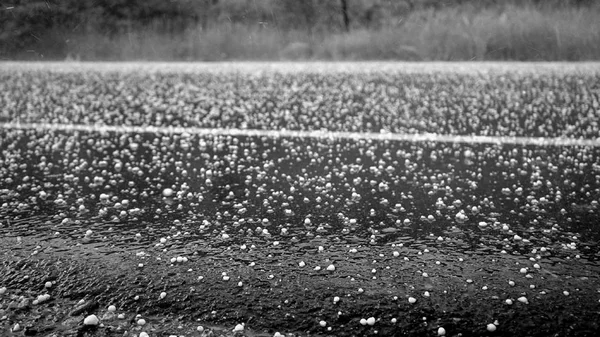 도로에 검은 색과 흰색 우박 — 스톡 사진
