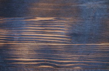 Yangın işlenmiş ahşap dokusu. Yanmış mobilya elemanı. hırpalanmış kurulu.