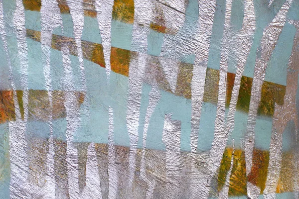 Boyanmamış renkli noktalar ile eski duvar arka plan. Gümüş spreyle boyanmış maskeleme bandı parçaları. altın ve gümüş metalik tonları