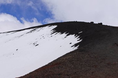 volkanik dağ oluşumu. Etna Dağı'nın karlı manzara. siyah beyaz tonları