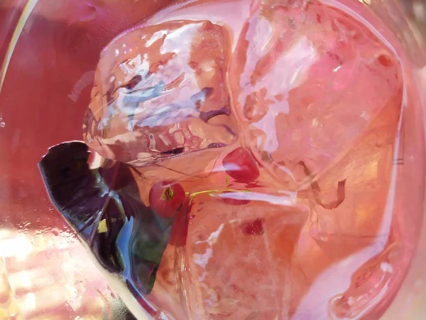 Różowy Koktajl Mrożony Słońcu Niewyraźne Odblaski Kostkach Lodu Widok Góry — Zdjęcie stockowe