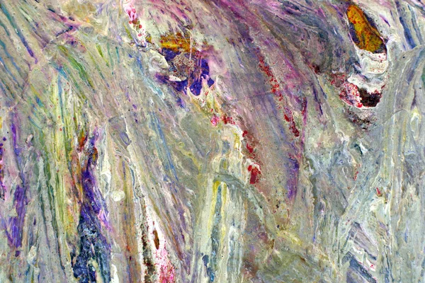 Islbeyaz boya ile palet. Akrilik boyarenkli lekeler. Alacalı tonların karışımı