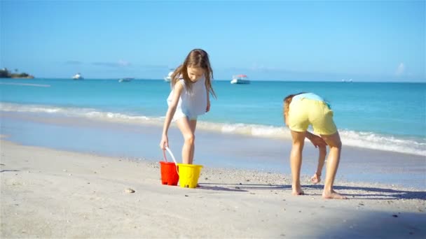Adoráveis meninas brincando com areia na praia . — Vídeo de Stock