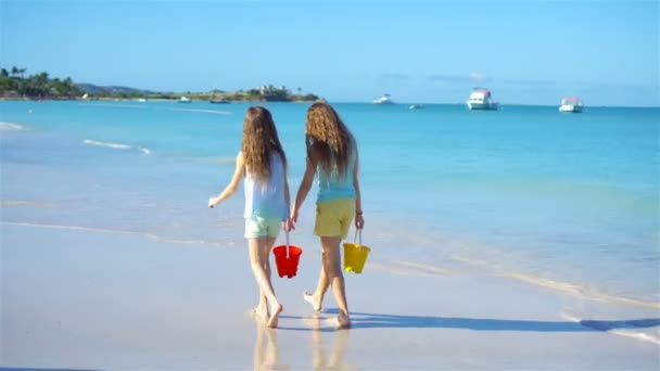 Adorables niñas caminando por la playa y divirtiéndose juntas — Vídeo de stock