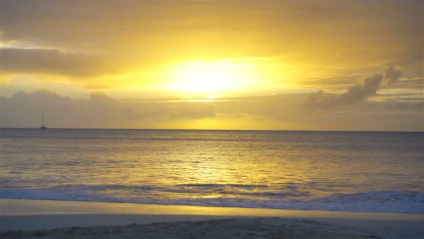 Increíble hermosa puesta de sol en una playa caribeña exótica . — Vídeos de Stock