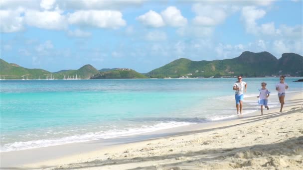 Vader en kleine kinderen genieten van het tropische strand-zomervakantie. — Stockvideo