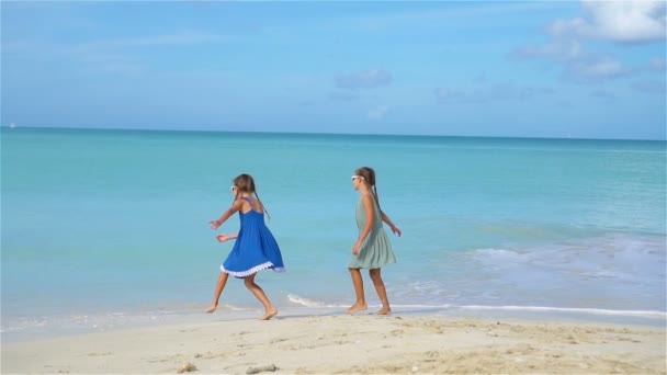 Kleine Mädchen haben Spaß am tropischen Strand während der Sommerferien beim Spielen — Stockvideo