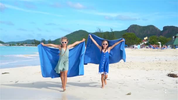 Weinig gelukkig grappige meisjes hebben een heleboel plezier op tropisch strand samenspelen. Slow Motion — Stockvideo
