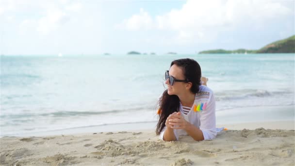 Joven hermosa mujer en la playa durante las vacaciones tropicales — Vídeo de stock