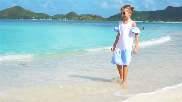 Menina adorável na praia na ilha do caribe . — Vídeo de Stock