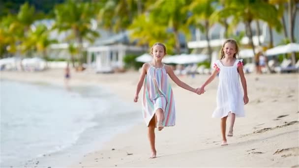 Schattige kleine meisjes lopen op het strand en plezier samen — Stockvideo