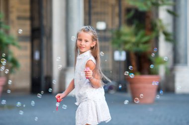 Roma, İtalya, Trastevere sabun köpüğü üfleme sevimli küçük kız