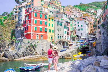 Riomaggiore, Cinque Terre, Liguria, İtalya manzaralı turistler