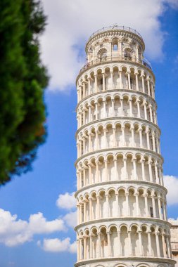 İtalya 'nın eğimli kulesini ziyaret eden turistler
