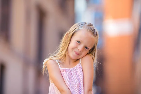 Adorable happy little girl outdoors in italian city. Portrait of caucasian kid enjoy summer vacation in Rome — Stock Photo, Image