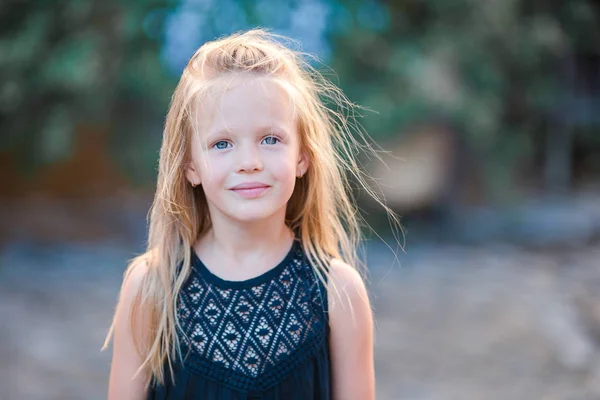 Adorable petite fille heureuse en plein air dans la ville italienne. Portrait d'enfant caucasien profiter des vacances d'été à Rome — Photo